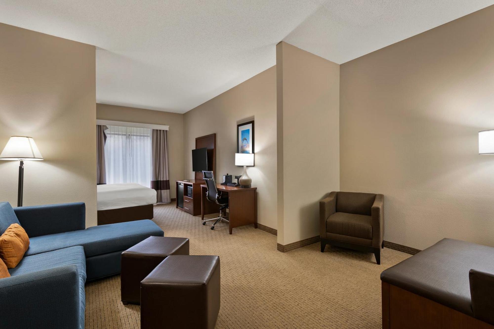 Efficiency One Room Suite with Roll-In Shower - Disability Access/Non Smoking,1498869949:JPEG